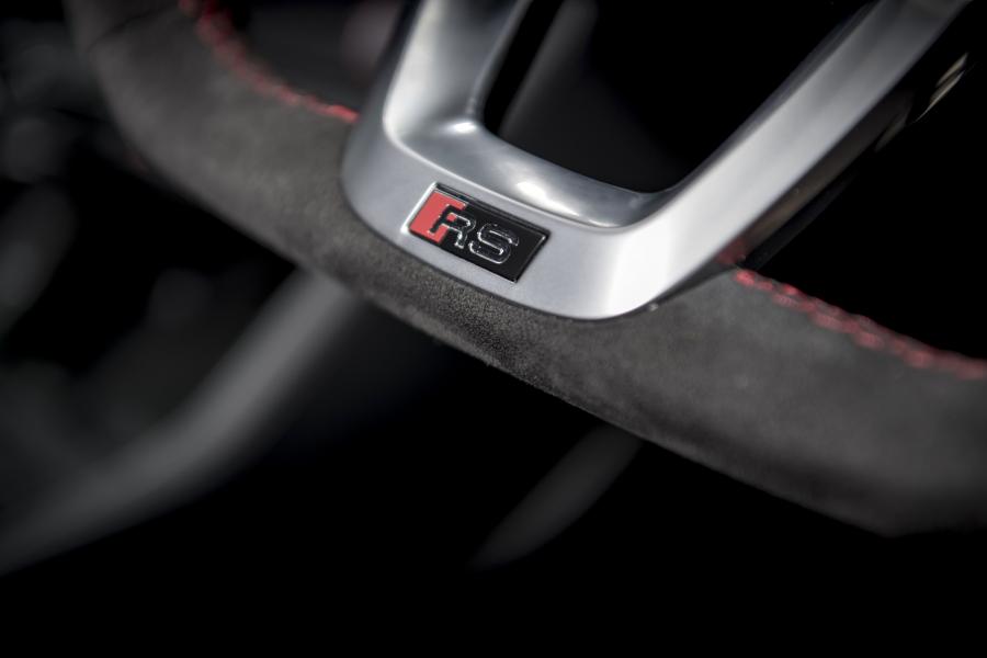 Детали интерьера Audi RS Q3 2019 года  (UK) (фото 29 из 63)